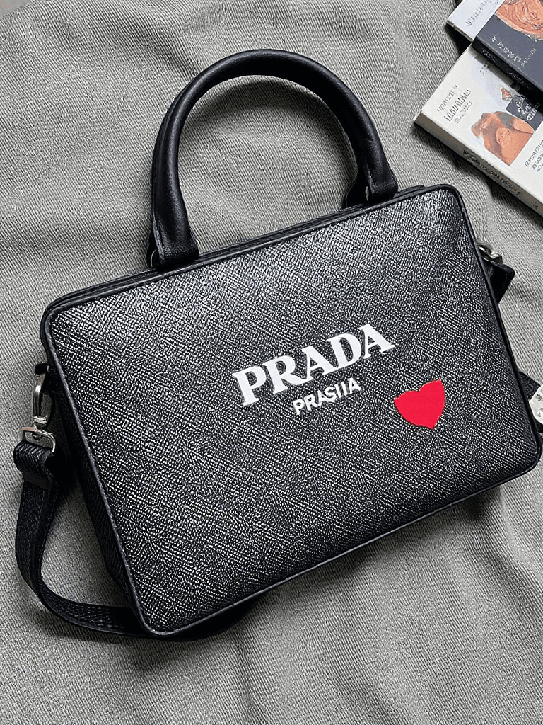 أضف الرجل و البنت في الصورة الأولى
أضف الرجل يرتدي نظارات شمسية سوداء Prada عصرية و سروال جينز levis واسع و حذاء رياضي stain smith أبيض اللون و قميص نصف يد أبيض polo
الفتاة ترتدي نظارة شمسية سوداء إيطارها أحمر و قميص أحمر قصير top و شورط جينز و حذاء رياضي نفسه الذي يرتديه الرجل
الفتاة تعانق الرجل عناق خفيف عاطفية عفوية
زاوية التصوير تكون مقابلة، الصورة تكون واقعية حقيقية 100%
حافظ على نفس ملامح الوجه